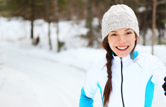 Nuori hiihtäjä metsäladulla.