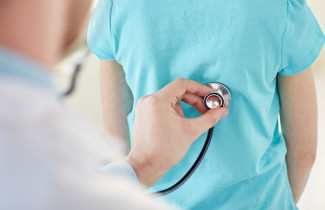 Stetoskooppi selkää vasten.
