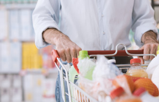 Ostoskärryt ruokakaupassa.