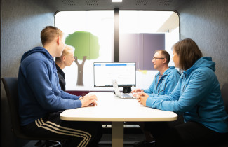 Norssin opiskelijat opinto-ohjaajan luona.