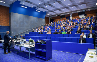 Arto Urtti Kuopion farmasian 50-vuotisjuhlaseminaarissa.