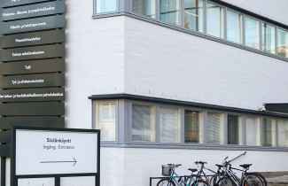 Opasteita virastotalon seinässä.