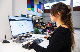 A student using UEF Primo on a library computer.