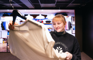 Henkilö tarkastelee T-paitaa aistilabrassa.