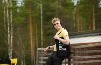 poika kuunetelee luentoa kesällä ulkona