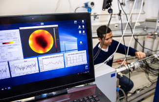 Mies työskentelee laboratoriossa.