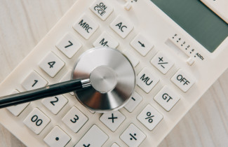 Stetoskooppi laskimen päällä.