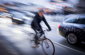 Pyöräilijä kaupungissa.