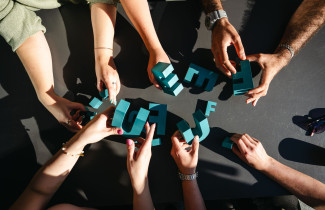 Turkooseja U, E ja F kirjaimia käsissä