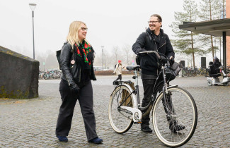 opiskelijat ulkona Joensuun kampuksella