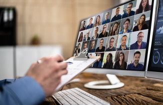 Kasvoja tietokoneen näytöllä.