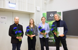 Tutkijatohtori Teemu Koskimäki, projektitutkija Hilma Möttönen, tutkimuspäällikkö Meri Löyttyniemi ja professori Arto Salonen ottivat vastaan UEF-vaikuttavuuspalkinnon.