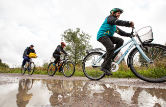 Perhe pyöräilemässä.