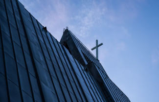 Risti kirkon katolla.