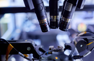 Kuvassa esitellään fotoniikan optisia tutkimuslaitteita