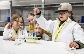 Lasten tiedeleirin osallistujia Kuopion kampuksella kesällä 2025.