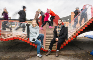 Kristiina Poutiainen ja Thomas Viik alakoulun välitunnilla.