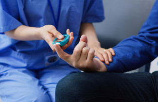 Verensokerin tai veren ketoaineiden mittaus.