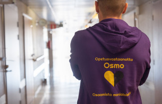 Opiskelija opetusvastaanotto Osmon hupparissa.