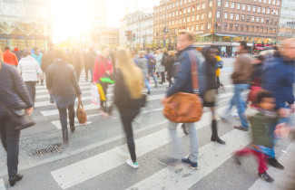 Ihmisjoukko ylittämässä suojatietä. 