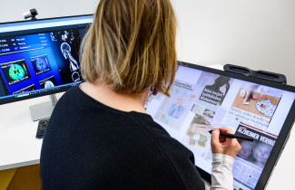 Henkilö katselee tietokoneen näyttöä.