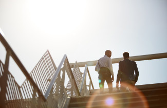 Työmatkalaisia metron portailla.