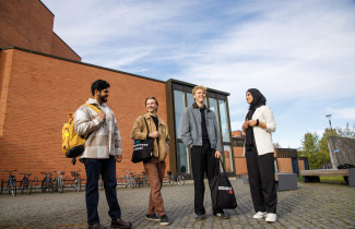 Opiskelijoita Joensuun kampusrakennuksen edessä