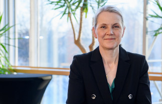 Ursula Schwab in front of the window.