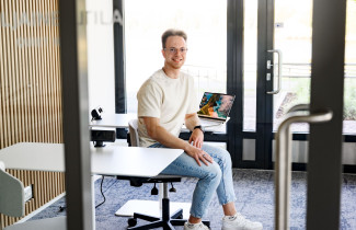 UEF-lähettiläs Juuso Janhunen itseopiskelutilassa