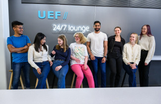 UEF-lähettiläitä Snellmanian aulassa