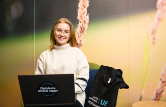 Nainen opiskelee avoimessa yliopistossa