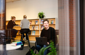 Konsta Kinnunen avoimen yliopiston opiskelijatarinassa.