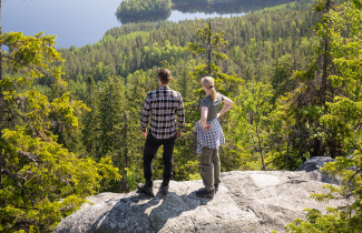 Metsätieteen opiskelijoita Kolilla.