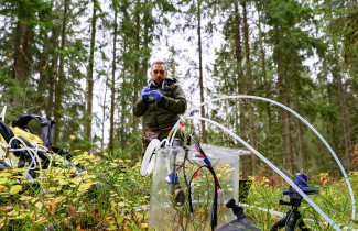 Tutkimuslaitteita metsässä.