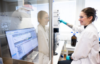 Opiskelija farmasian laboratoriossa