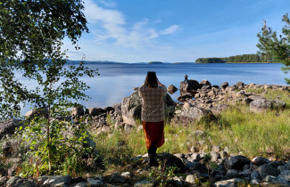 Kaksi ihmistä rannalla.