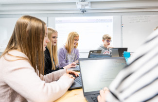 Norssin lukiolaiset äidinkielen tunnilla.