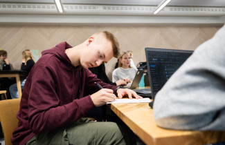 Norssin lukiolaiset äidinkielen tunnilla.