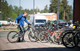 Norssin lukiolainen saapuu kouluun pyörällä.