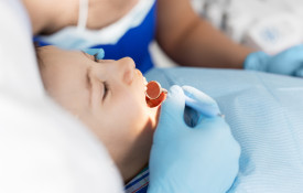 Lapsi hammastarkastuksessa.