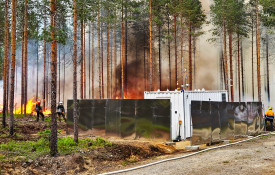 Tutkimuslaitteisto metsäpalon äärellä. Kuvaaja: Kajar Köster, ympäristö- ja biotieteiden laitos, Itä-Suomen yliopisto