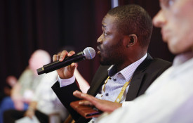 Andrew Agbaje puhumassa ExCel-konferenssissa Lontoossa. Kuva European Society of Cardiology.