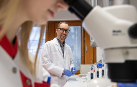 Kuvassa etualalla väitöskirjatutkija Katri Vainionpää, taustalla akatemiatutkija Henri Leinonen.