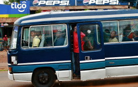 Ohi ajava bussi täynnä ihmisiä.