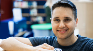 Miespuolinen opiskelija.