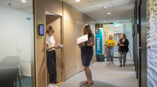 JO käytäväkeskustelu JOKn tilat peilikuva