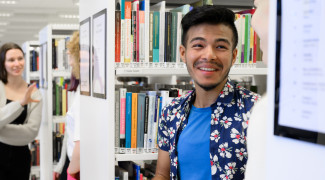 opiskelijoita Kuopion kampuskirjastossa