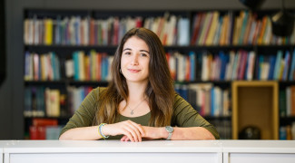 Opiskelija kirjaston edessä