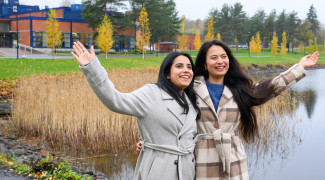 Noor Butt ja Rakhsa Adhikari.