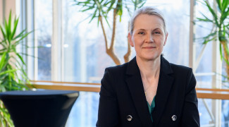 Ursula Schwab ikkunan edessä.
